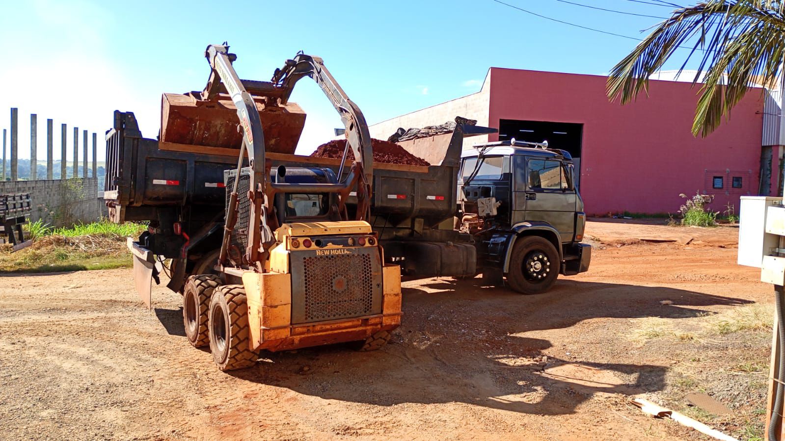 Maquinas da FG carregando terra em caminhao